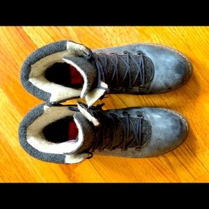 Comfy winter boots they look like new barely used